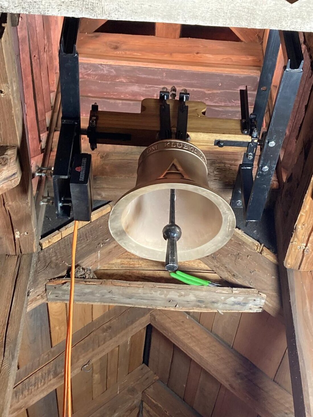 Floß. Eine neue Friedhofglocke wurde im Mesnerhaus der evangelischen Kirchengemeinde St. Johannes Baptista installiert, finanziert durch die Spenden des Seniorenkreises „Klub 70“. Die Glocke begleitet nun die Toten und kommt bei Friedhofgedenkfeiern zum Einsatz.