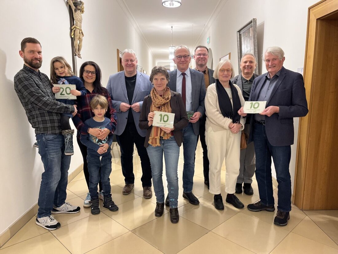 Amberg-Sulzbach. Der Landrat verlieh die Grüne Hausnummer an drei besonders nachhaltige Wohnprojekte. Seit 1999 wurden 124 Haushalte geehrt; modernisierte Kriterien betonen Energieeffizienz und Klimaschutz.