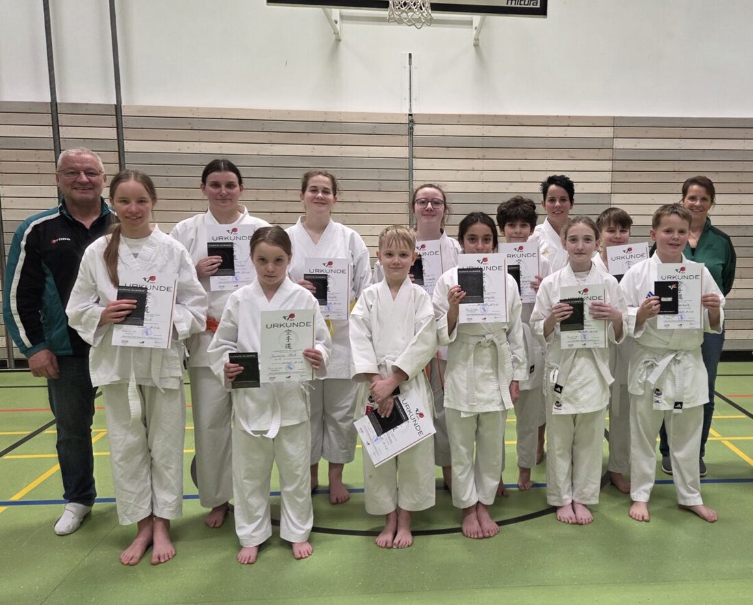 Neustadt/WN. Zwölf Karateka des Karate Dojo Neustadt WN e.V. bestanden die nächste Gürtelprüfung. Unter den Augen von Prüfer Markus Enders zeigten sie saubere Techniken und großen Einsatz.