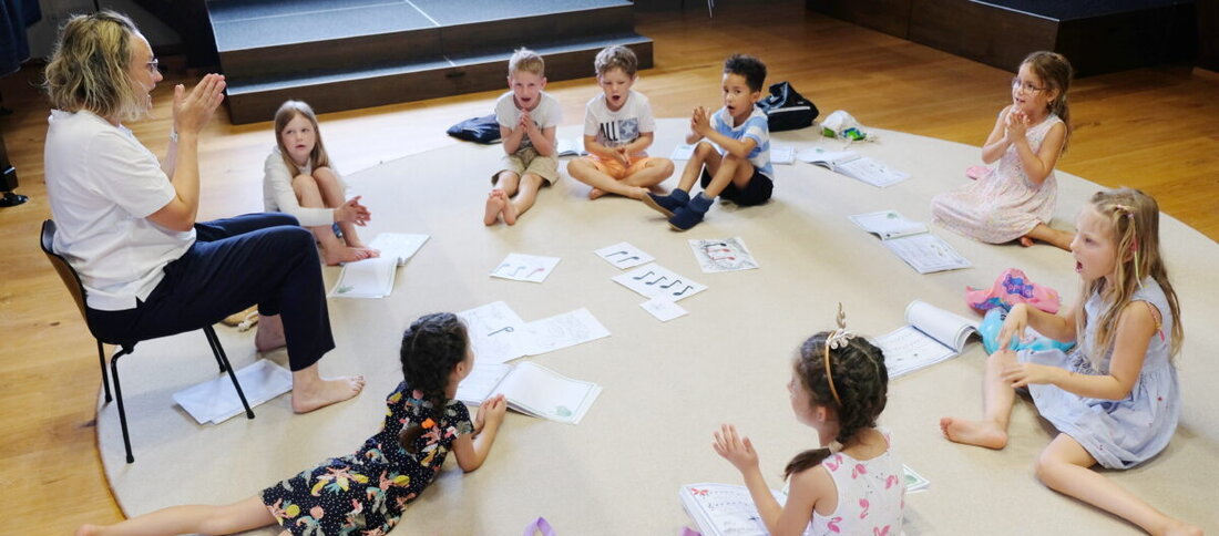 Grafenwöhr. Die Musikschule im Vierstädtedreieck stärkt mit spielerischer Früherziehung und Zwergenmusik die Freude am Musizieren. Ab dem Schuljahr 2026/27 starten neue Kurse für Kinder ab eineinhalb und ab vier Jahren.
