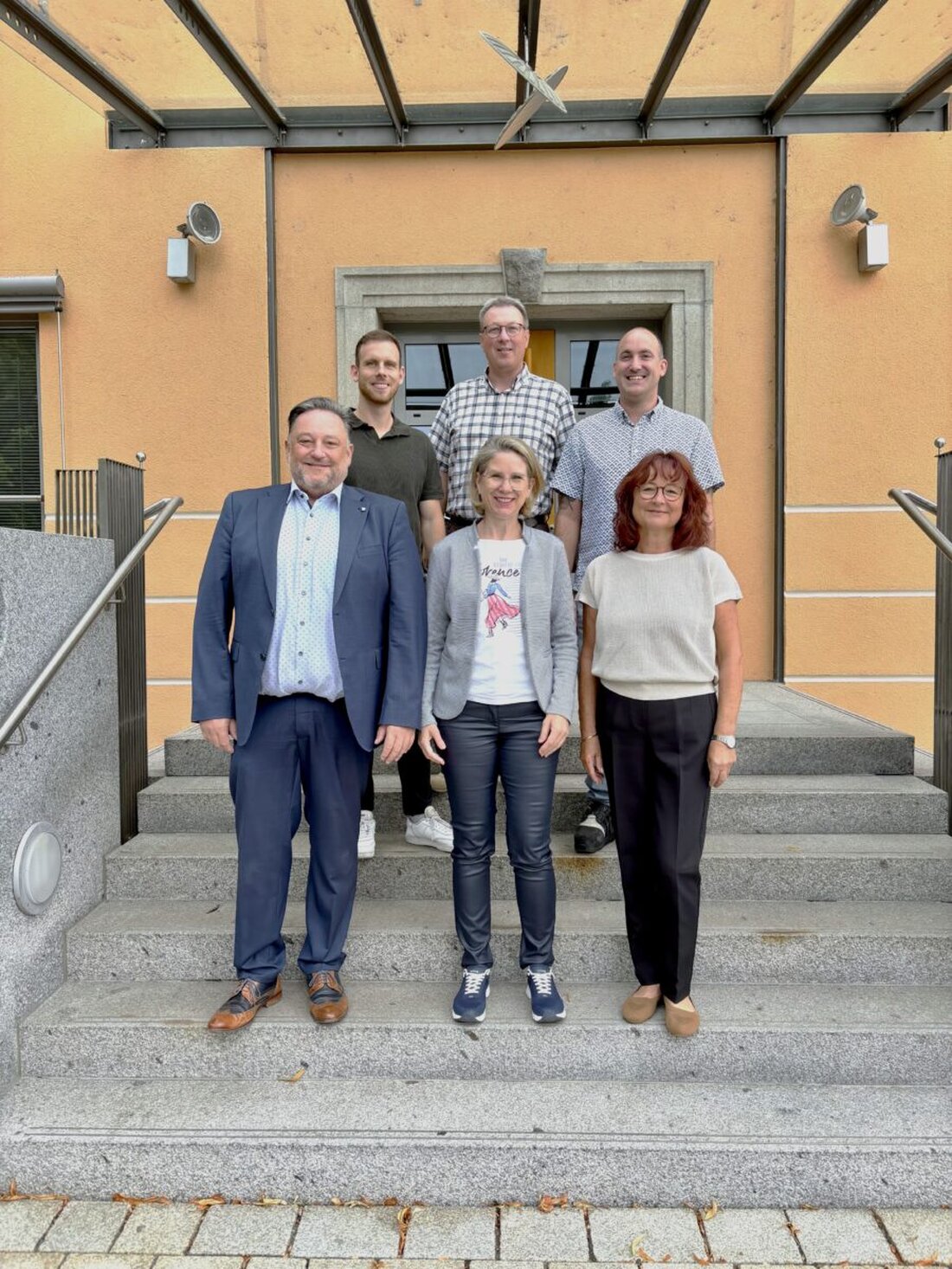 Teublitz. Ab Anfang September 2025 übernimmt Corinna Höfler die Leitung der Stadtbücherei Teublitz von Erika Reindl, wobei Reindl weiterhin unterstützend tätig sein wird. Im Frühjahr 2026 zieht die Bücherei in die modernisierten Räumlichkeiten in der Regensburger Straße um.