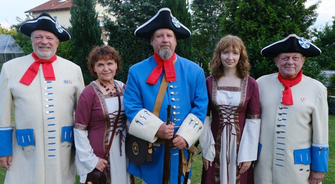 Floß. Nach dem Abschied von Franz Schmidt startet die Flosser Landwehr mit Kommandant Willy Hirsch in eine neue Ära. Zwei Marketenderinnen und ein Rekrut verstärken die Truppe, die auf 1.078 Jahre Marktgeschichte verweist.