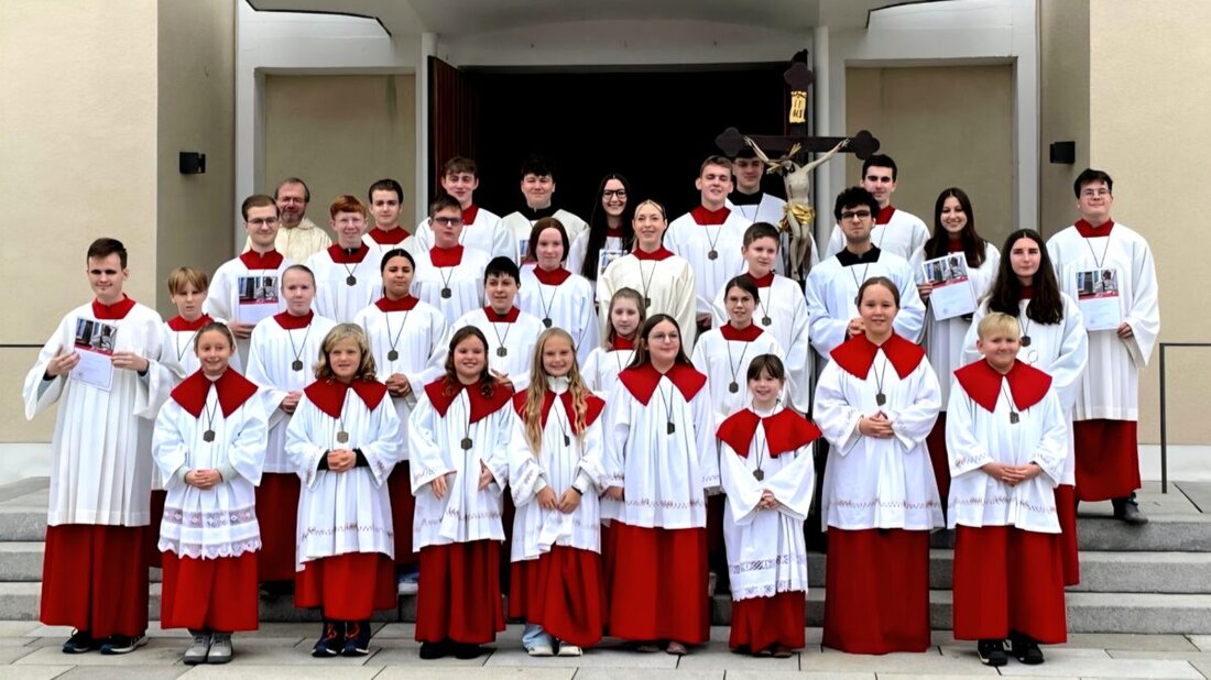 Schirmitz. In der Pfarrei Maria Königin wurden neue Ministrantinnen und Ministranten feierlich aufgenommen. Pfarrer Thomas Stohldreier ehrte zugleich Dienst-Jubilare nach zehn und 15 Jahren und verabschiedete langjährige Helfer.