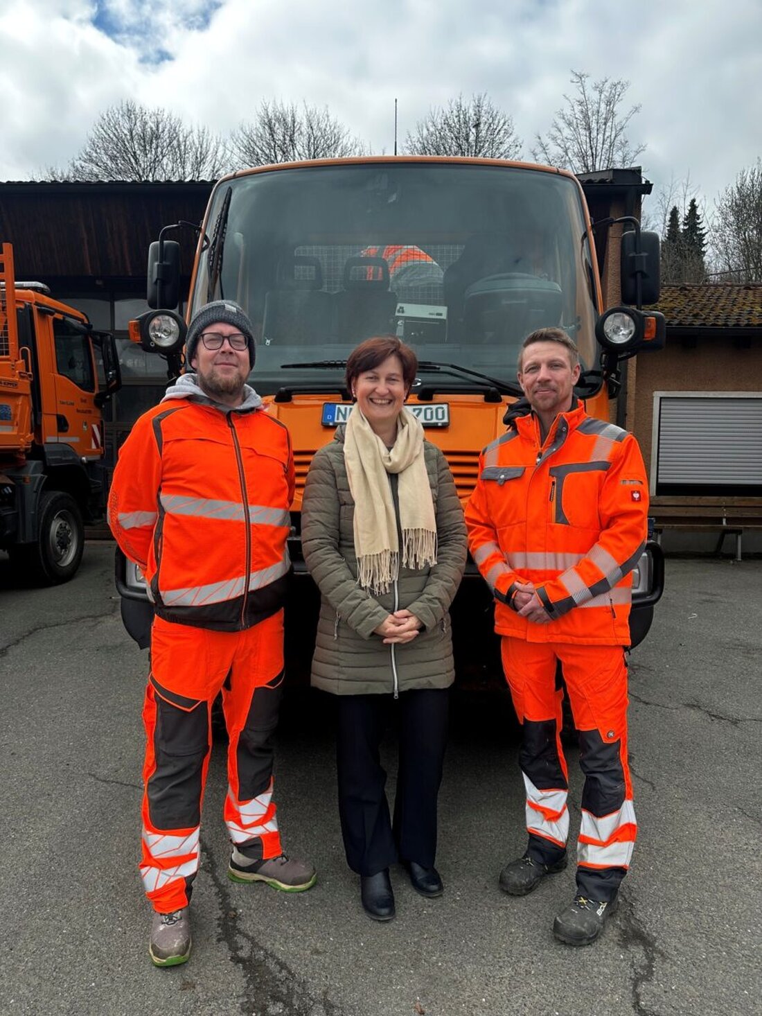 Neustadt/WN. Die Stadt begrüßt zwei neue Kräfte für Bauhof und Wasserversorgung. Eike Rudloff und Andre Wenzel starten im Team der Stadtverwaltung; die zweite Bürgermeisterin Tanja Kippes wünscht einen erfolgreichen Start.