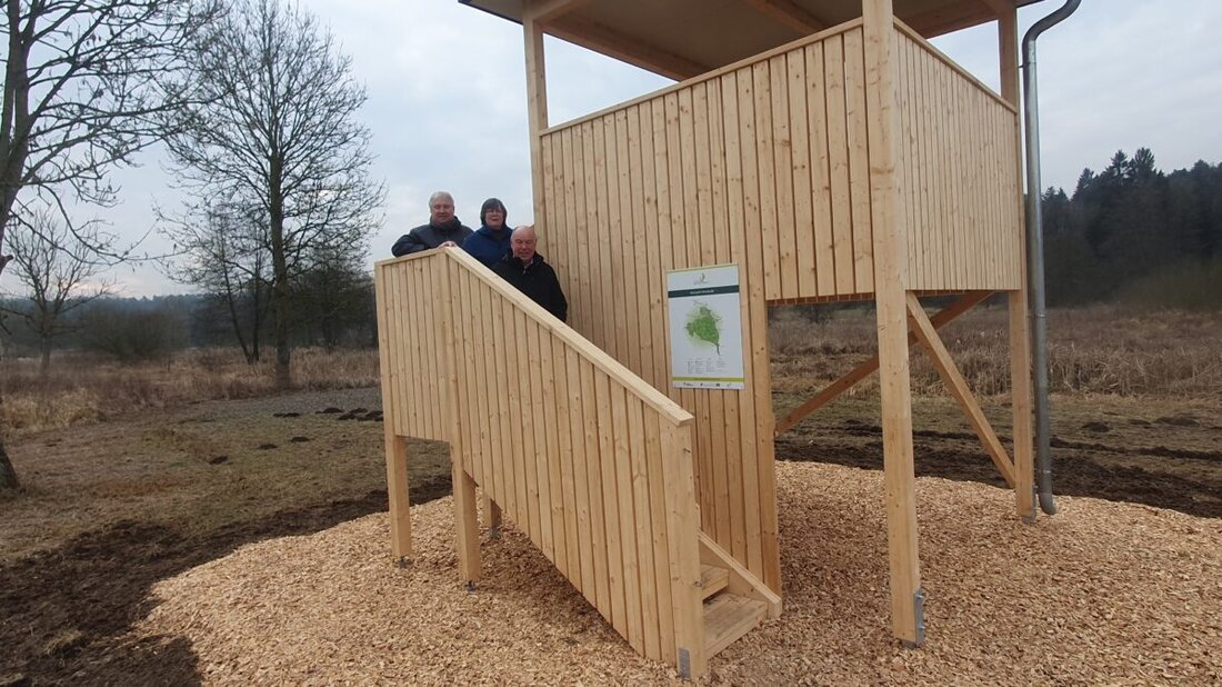 Theuern. Der Naturpark Hirschwald hat in Kooperation mit der Gemeinde Kümmersbruck und dem Zweckverband Abwasserbeseitigung Amberg/Kümmersbruck und mit Förderung durch den Freistaat Bayern eine Beobachtungsplattform am Rand der Schönungsteiche der Kläranlage in Theuern errichtet.