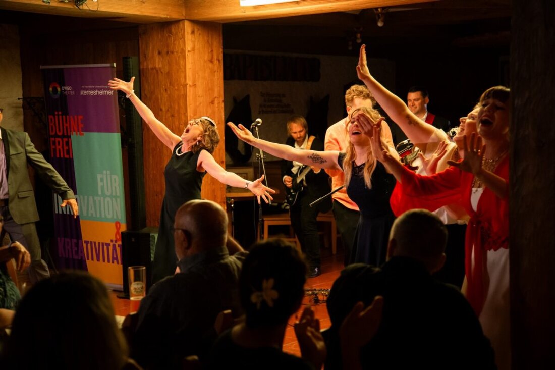 Bodenwöhr. Bereits seit dem Jahr 2020 kommt das OVIGO Theater mit mehreren Stücken in die Brauerei Jacob Bodenwöhr. Verknüpft mit einem Mehr-Gänge-Menü gibt es entweder einen spannenden Krimi (Dinner mit Killer) oder ein schwungvolles Musical (Dinner mit Singer). Wie bereits bei allen vorherigen Terminen werden die Karten für die neuen Aufführungen bereits knapp.