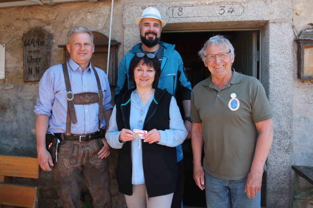 Georgenberg. Am Freitag, 1. Mai, öffnete die Alte Mühle wieder und lockte Gäste; Pächterin Zlata Reber war mit Ehemann Wolfgang und Sohn David dabei. OWV-Chef Manfred Janker begrüßte sie und überreichte einen Gutschein.
