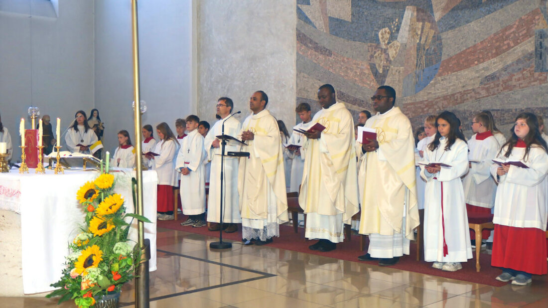Maxhütte-Haidhof. Mit einem ersten gemeinsamen Gottesdienst haben Leonberg, Maxhütte, Rappenbügl und Pirkensee den Start ihrer neuen Pfarreiengemeinschaft gefeiert. Symbole und ein gemeinsamer Chor standen für Verbundenheit.