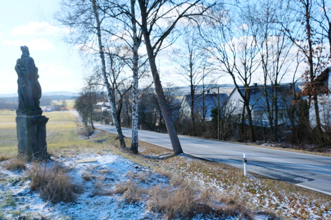 Speinshart. Das Staatliche Bauamt Amberg-Sulzbach plant die Sanierung der Staatsstraße 2168 zwischen Speinshart und Dobertshof, inklusive eines neuen Geh- und Radwegs. Die 2,6 Kilometer lange Strecke soll die Verkehrssicherheit erhöhen.