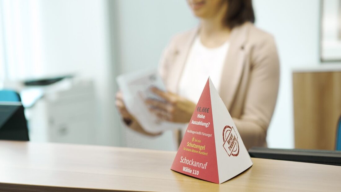 Oberpfalz. Die Polizei warnt vor Schockanrufen und falschen Polizisten und startet Präventionsaktionen in Banken, Taxis und Arztpraxen. Geben Sie kein Geld oder Wertsachen an Unbekannte.