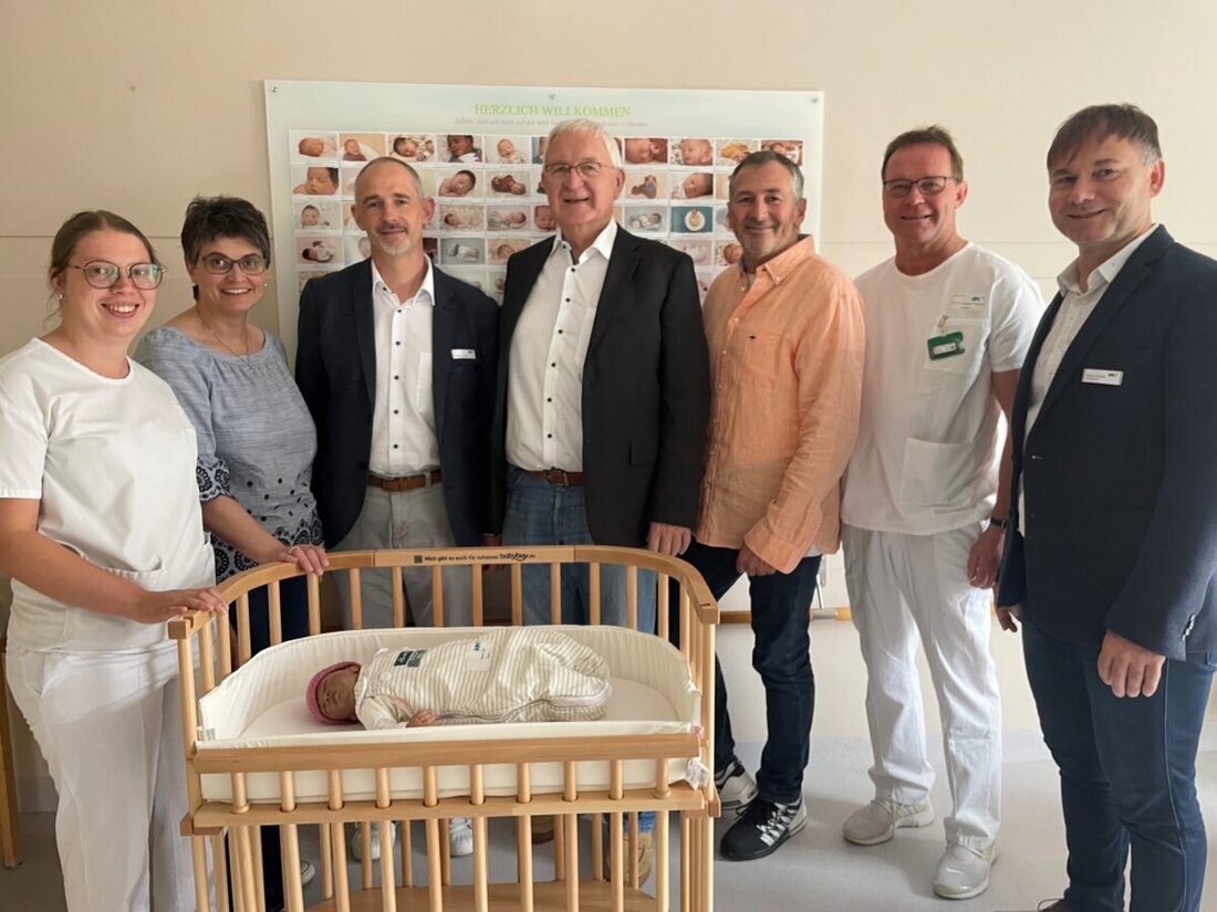 Weiden. Dank der Unterstützung des Fördervereins "Bonum Sanitatis" konnte die Geburtshilfestation im Klinikum mit 15 neuen Säuglingsbettchen und drei Zwillingsbetten ausgestattet werden. Die Spende im Wert von über 15.000 Euro verbessert die Mutter-Kind-Bindung und erleichtert das Stillen.