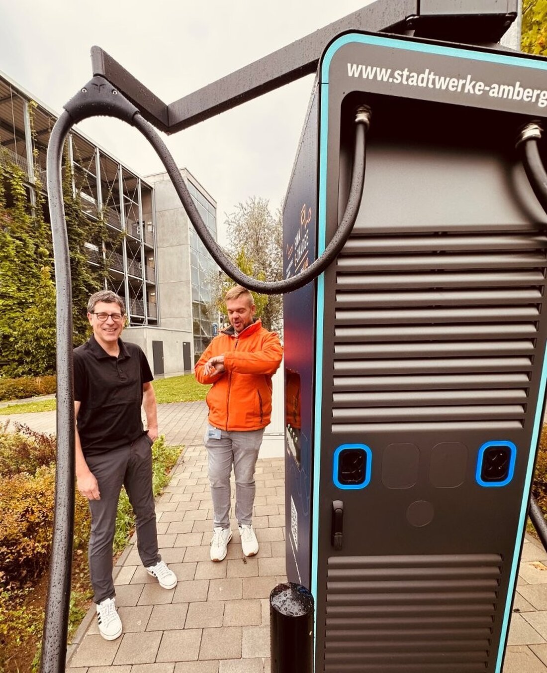 Amberg. Neue 300-kW-Schnellladesäule in der Marienstraße eröffnet, 24/7 nutzbar, nun acht Schnelllader in der Stadt und weitere AC-Punkte geplant.