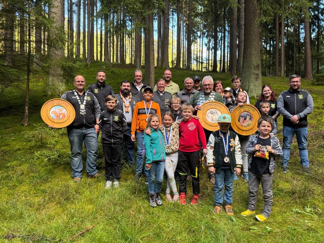 Trippach. Beim Königsschießen der SSG Weiherhammer wurden Thomas Waldenmayer (Gewehr) und Michael Fellner (Pistole) zu Königen gekrönt. Jugendkönigin wurde Laura Presche.
