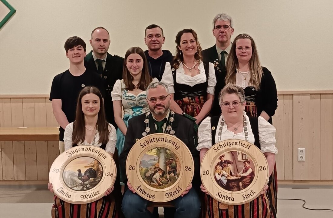 Kastl. Die Kastler Sportschützen kürten bei ihrer Königsproklamation neue Würdenträger und verzeichneten mit rund 80 Teilnehmenden Rekord; alle sind erstmals im Amt. Schützenkönig wurde Andreas Merkl, Jugendkönigin Emilia Müller.