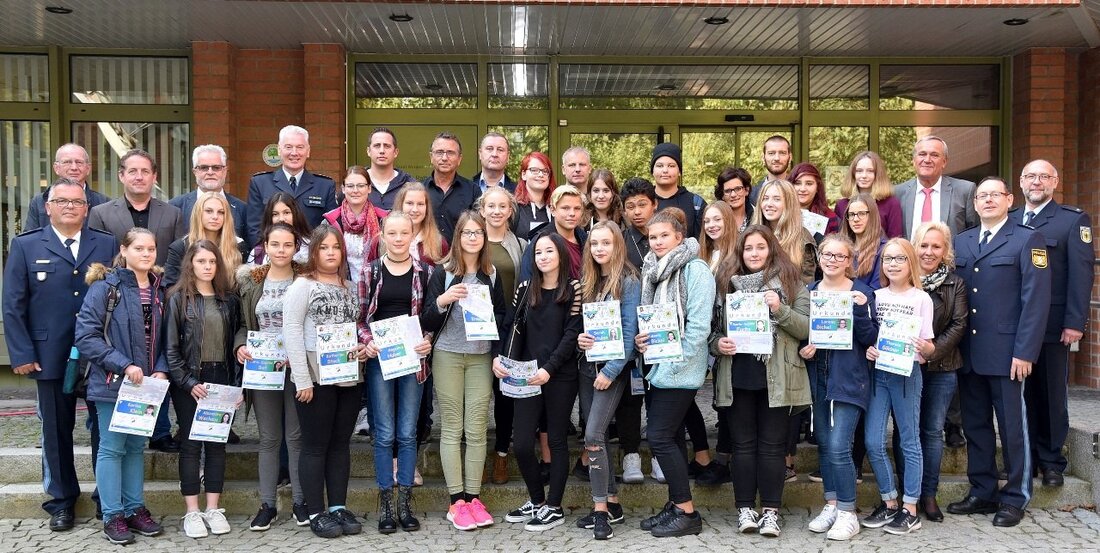 Weiden. In Weiden gibt es jetzt 40 neue Schulwegbegleiter. Oberbürgermeister Kurt Seggewiß ist begeistert von dem Engagement der Schüler. Von Jürgen Wilke Tag für Tag benutzen bis zu 5.000 Kinder [&hellip;]