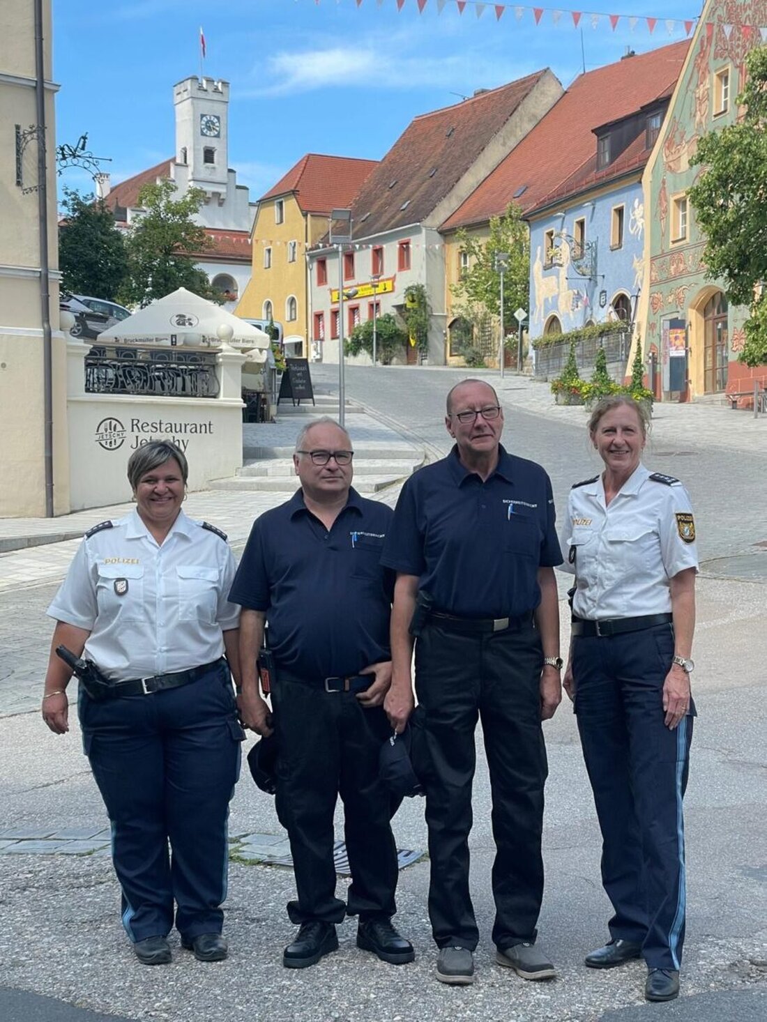 Nabburg. Seit dem 7. August 2025 verstärkt eine neu gegründete Sicherheitswacht die öffentliche Sicherheit in Nabburg, getragen von ehrenamtlichem Engagement und polizeilicher Kooperation. Die Sicherheitswacht, die bereits zum Start ihre Präsenz im Stadtgebiet zeigt, agiert als Bindeglied zwischen Bürgern und Polizei, um das Sicherheitsgefühl zu stärken.