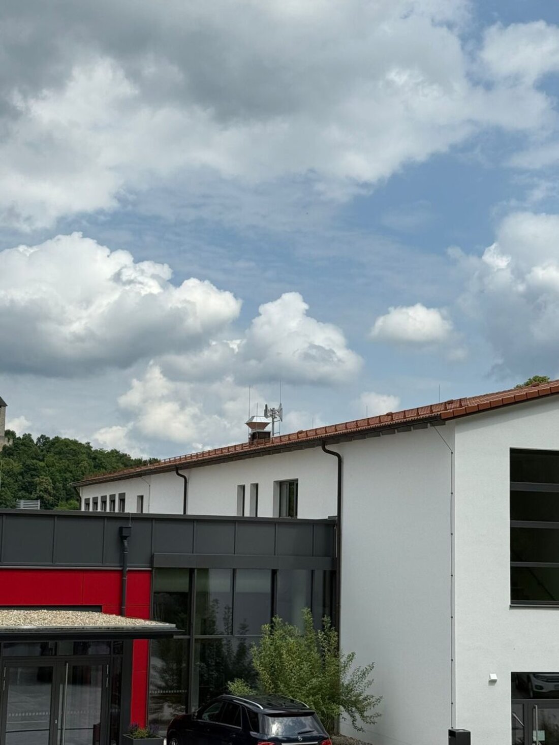 Burglengenfeld. Die Altstadt verfügt nach Umbauarbeiten wieder über eine funktionstüchtige Sirene zur Bevölkerungsalarmierung, erste Probe am 7. Juni 2025. Die Installation kostet 11.000 Euro.