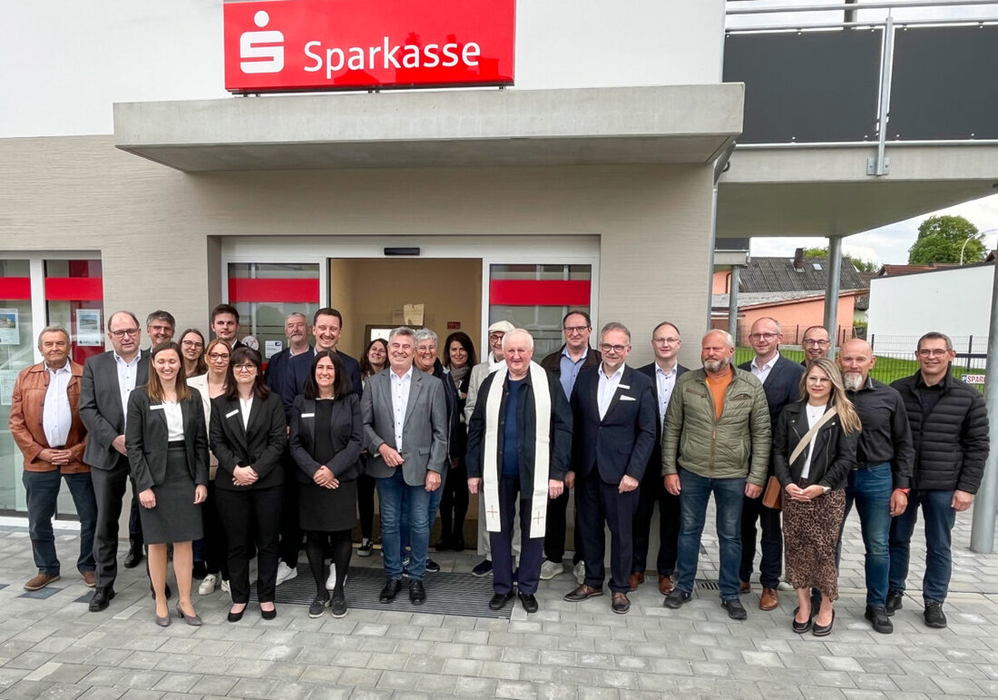 Eslarn. Die Sparkassen-Geschäftsstelle ist in die Moosbacher Straße 25 umgezogen und wurde am 8. Mai 2025 offiziell eingeweiht und kirchlich gesegnet.