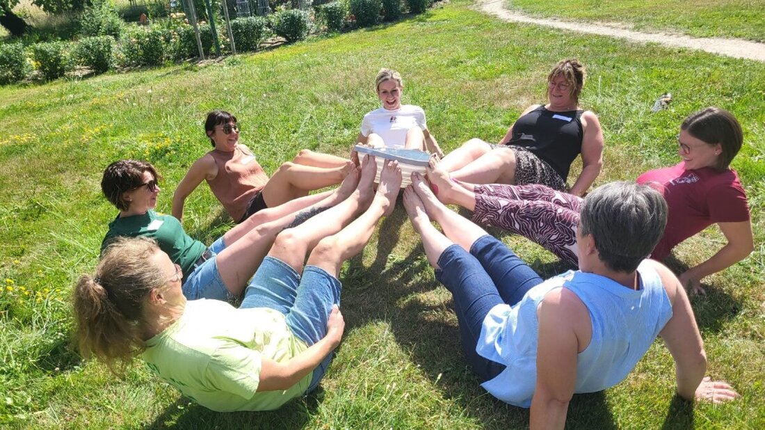 Floß. Im Kreislehrgarten trafen sich Jugendbetreuerinnen und Jugendbetreuer der Obst- und Gartenbauvereine zu einem Seminar, um spielerische Wege in die Natur kennenzulernen. Praxis und Teamgeist standen im Fokus.
