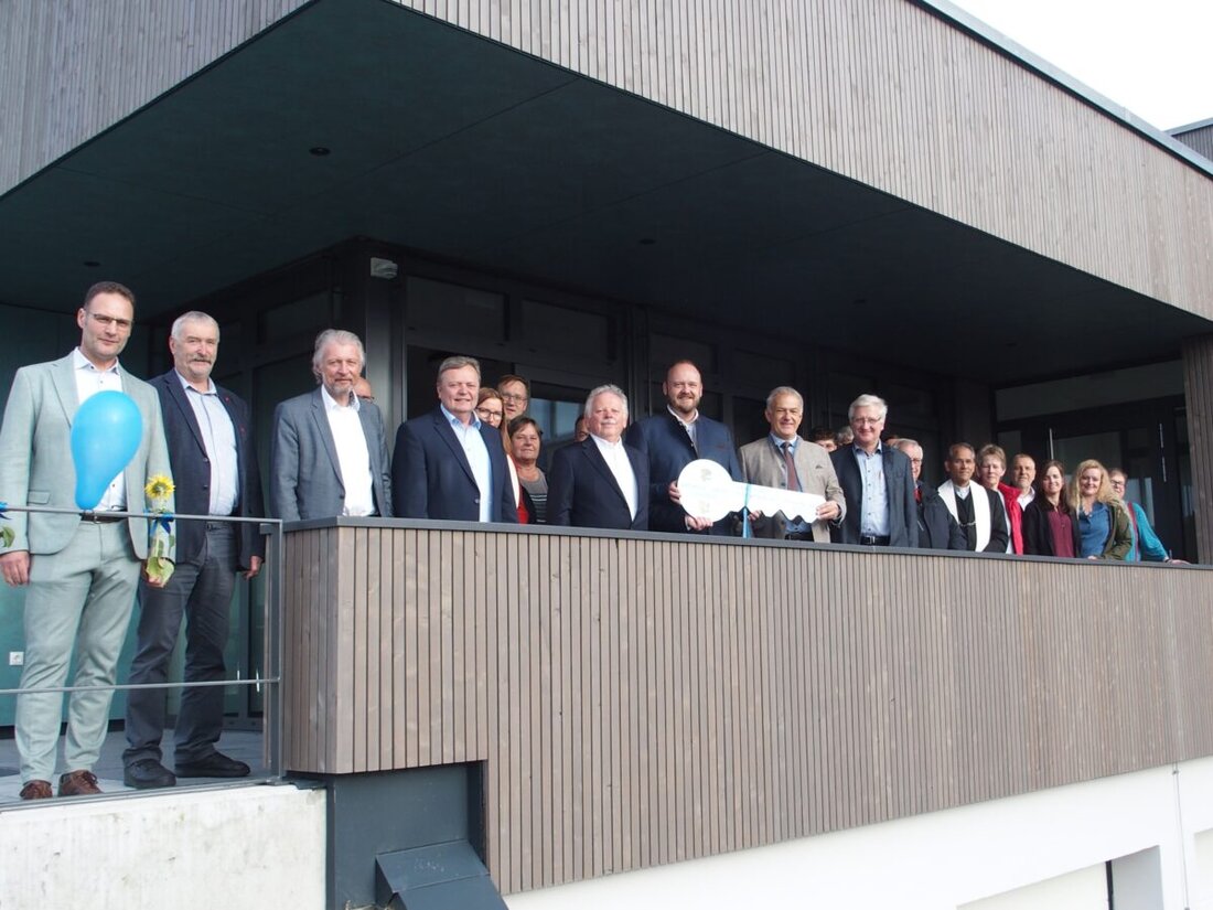 Kirchendemenreuth. Am 15. Oktober 2024 wurde die neue Geschäftsstelle der Steinwaldgruppe eingeweiht, die 34 Kommunen mit Trinkwasser versorgt. Das Projekt kostete etwa 1,35 Mio. Euro und umfasste den Ausbau von Büros und Konferenzräumen.