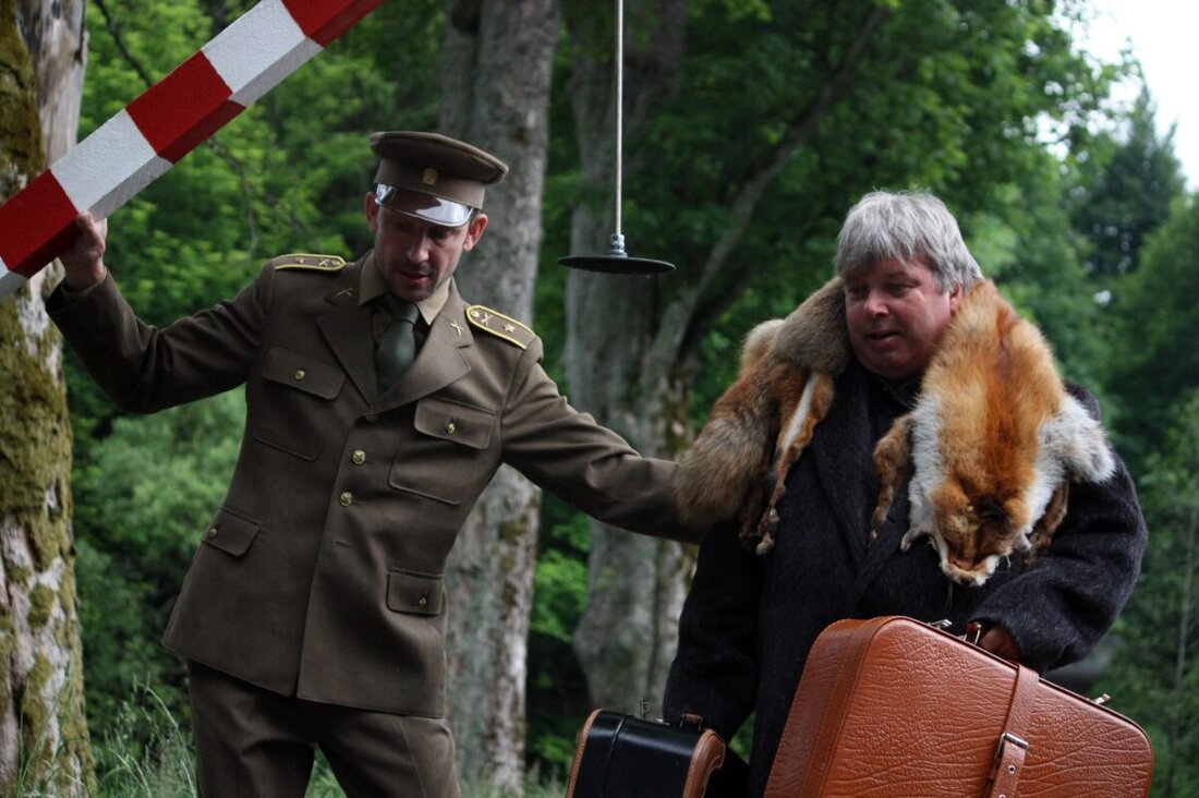 Bärnau. Das OVIGO Theater führt mit „Fingierte Grenzen“ wieder durch den deutsch-tschechischen Spionage-Schauplatz – eine vier Kilometer lange Tour mit Schauspiel. Termine: 10. Mai, 8. August, 9. August, 13.30 und 17 Uhr.