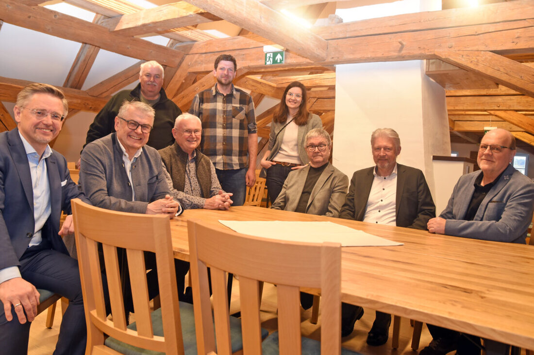 Beidl. Das Kooperatorenhaus hat dank einer Förderung neue Tische und Stühle fürs Dachgeschoss erhalten. Die Landtagsabgeordneten Tobias Reiß und Martin Scharf besuchten den sozialen Treffpunkt und lobten das Engagement im Ort.