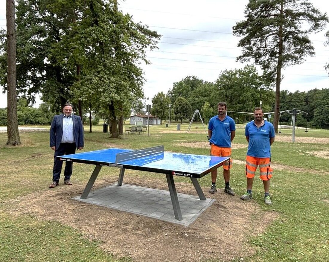 Teublitz. In der Badestelle „Höllohe“ steht nun eine neue Tischtennisplatte, finanziert aus dem Bürgerhaushalt 2024 für ca. 1.100 Euro. Dies ergänzt das Sportangebot neben Volleyballfeld und Basketballkorb.
