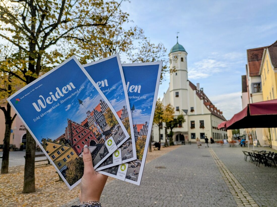 Weiden. Die nWeiden. Die neue Tourismusbroschüre der Stadt ist da, Mit einer Auflage von 10.000 Exemplaren präsentiert sich die Broschüre im frischen Corporate Design und lädt Gäste sowie Einheimische gleichermaßen ein, die vielfältigen Angebote der Stadt zu entdecken.eue Tourismusbroschüre ist da und hat eine Auflage von 10.000. Sie zeigt Altstadt, Kultur und Freizeit und bietet Tipps für Rad- und Wandertouren. Erhältlich in der Tourist-Information Weiden und in Zentren im Oberpfälzer Wald.