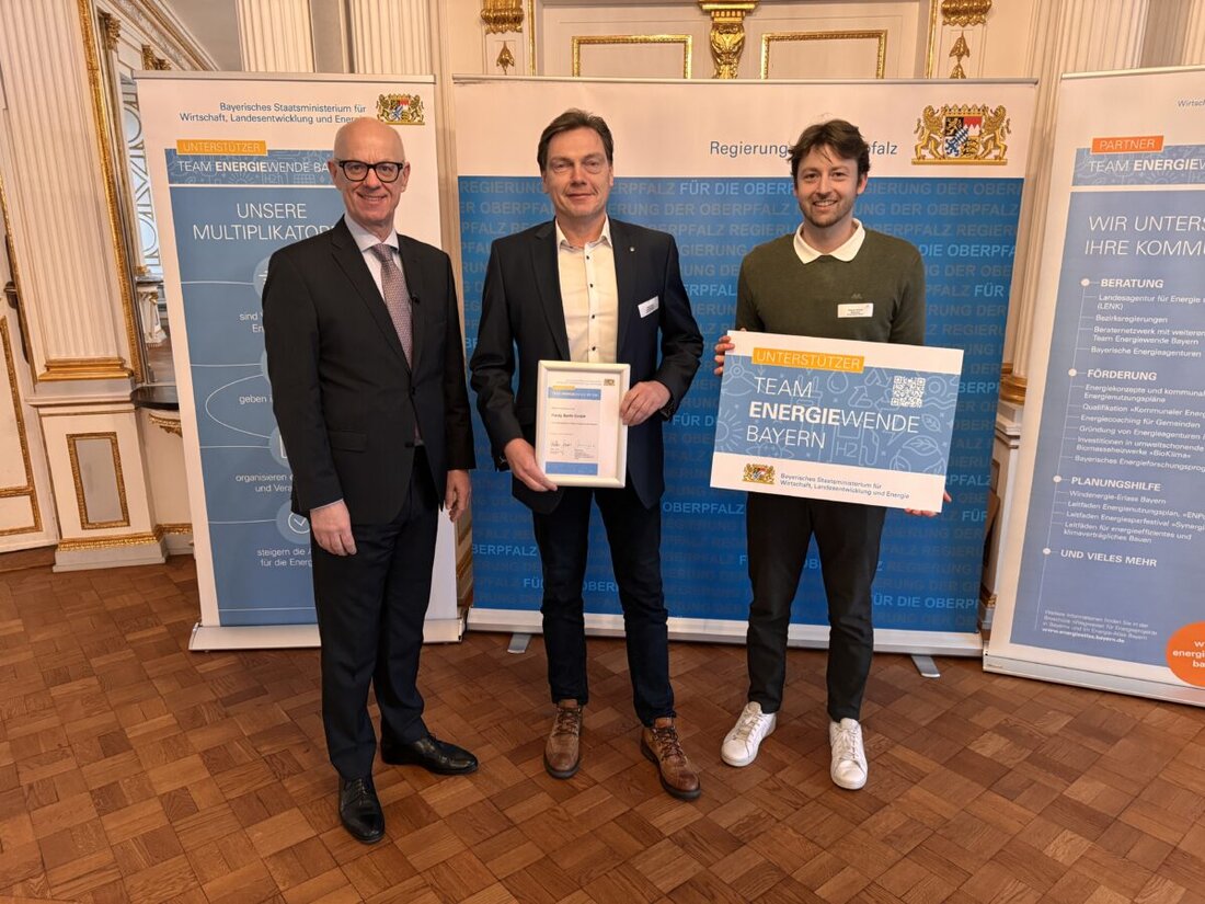 Regensburg. Die Energiewende passiert vor Ort. In Kommunen. In Unternehmen. Durch engagierte Menschen. Regierungspräsident Walter Jonas hat deswegen fünf weitere Akteure zu Unterstützern im Team Energiewende Bayern ernannt. Im Spiegelsaal der Regierung der Oberpfalz übergab er die Unterstützerurkunden an das Institut für Energietechnik IfE GmbH, die Bürgerenergiegenossenschaft Parkstein eG, enerix Regensburg, die Consolinno Energy GmbH sowie die Hardy Barth GmbH.