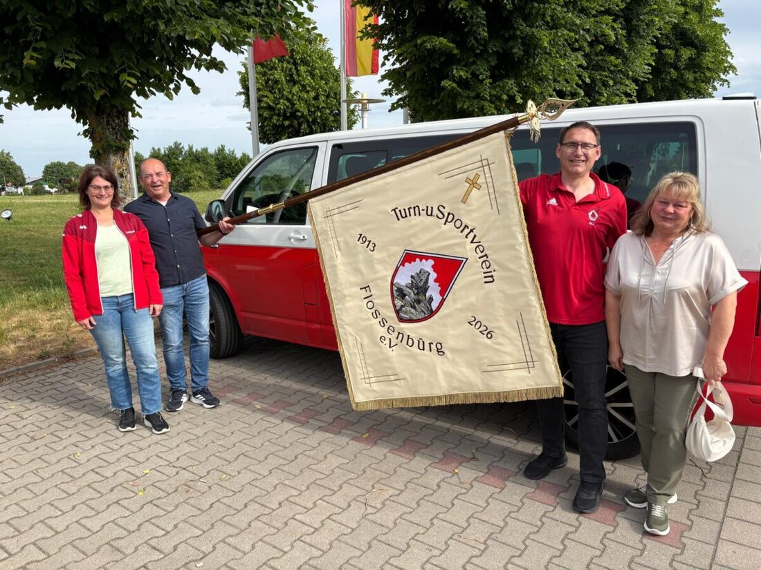 Flossenbürg. Der TSV hat seine neue Vereinsfahne bei Fahnen Kössinger in Schierling übernommen und damit einen Schritt zur Fahnenweihe am 11. Juli 2026 gemacht. Rund 6.500 € flossen in Fahne, Stange, Bänder und Zubehör.