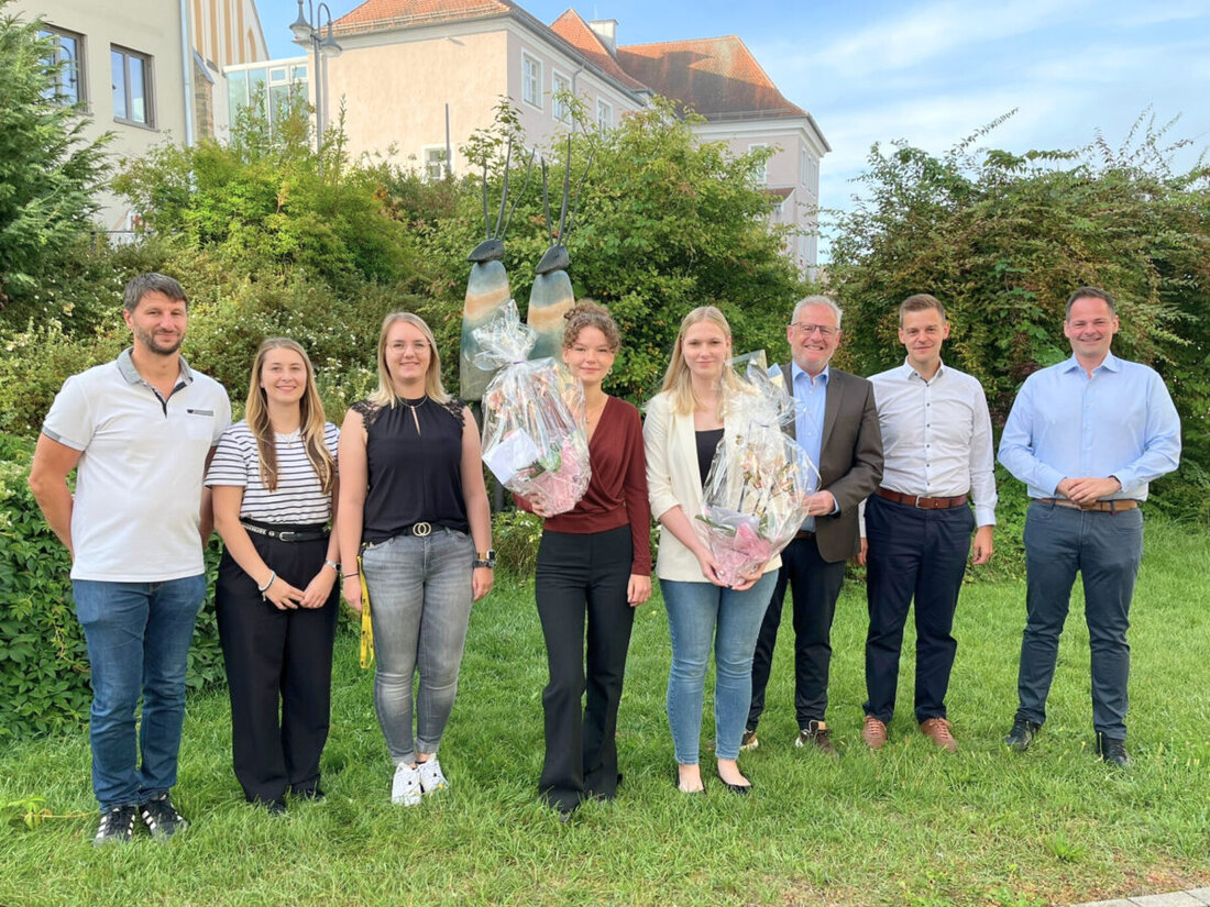 Schwandorf. Oberbürgermeister Andreas Feller gratuliert Elisabeth Reindl und Sophie Schmid zur bestandenen Abschlussprüfung, beide bleiben als Verwaltungsfachangestellte in Einwohnermeldeamt und Stadtplanung.