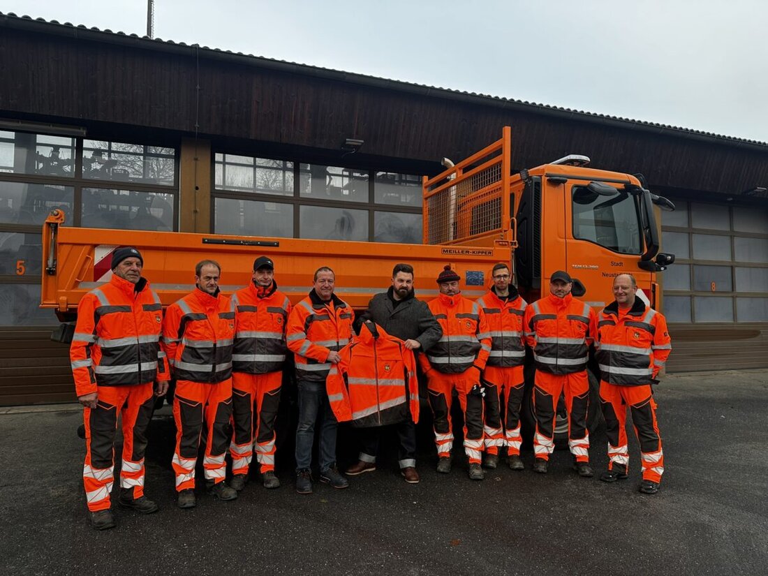 Neustadt/WN. Der Bauhof arbeitet ab sofort in neuer Warnkleidung und ist damit deutlich sichtbarer. Reflexstreifen auf allen Teilen und ein Waschservice erhöhen die Sicherheit – ein klares Zeichen der Stadt.