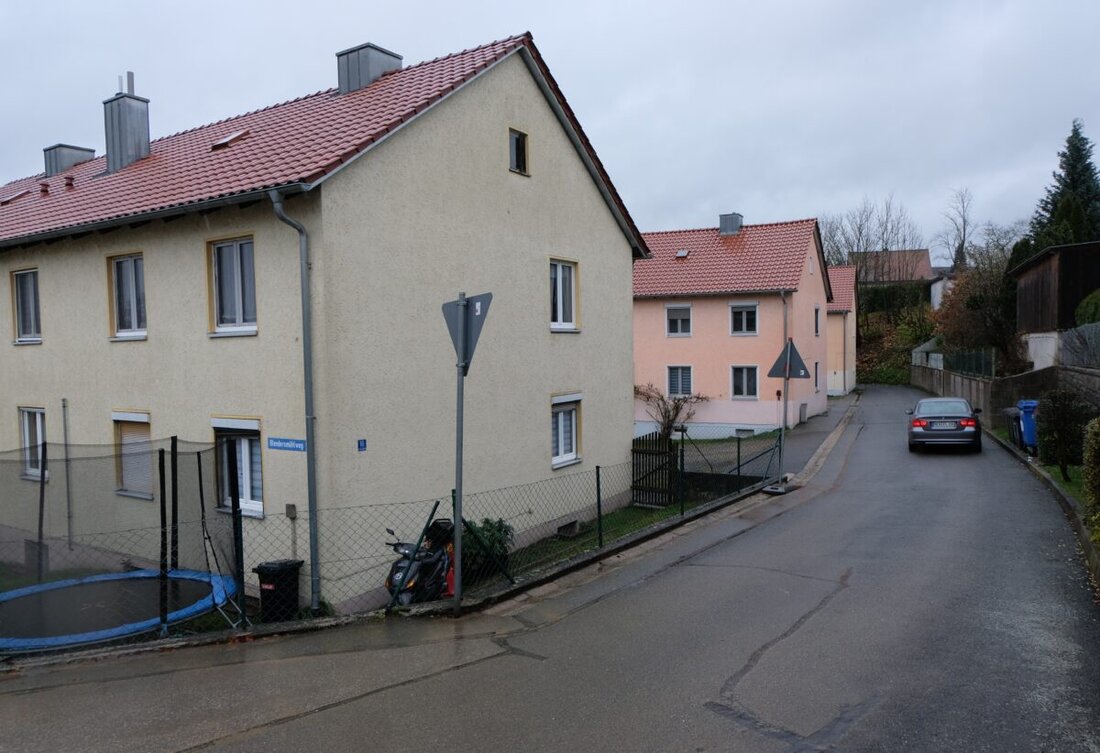 Floß. Bauverein "Eigenheim" erneuert Wasserversorgungsleitungen für drei Anwesen, was Sicherheit erhöhen soll; Kosten betragen rund 18.000 Euro. Modernisierung einer Mietwohnung im Plankenhammer kostet etwa 180.000 Euro.
