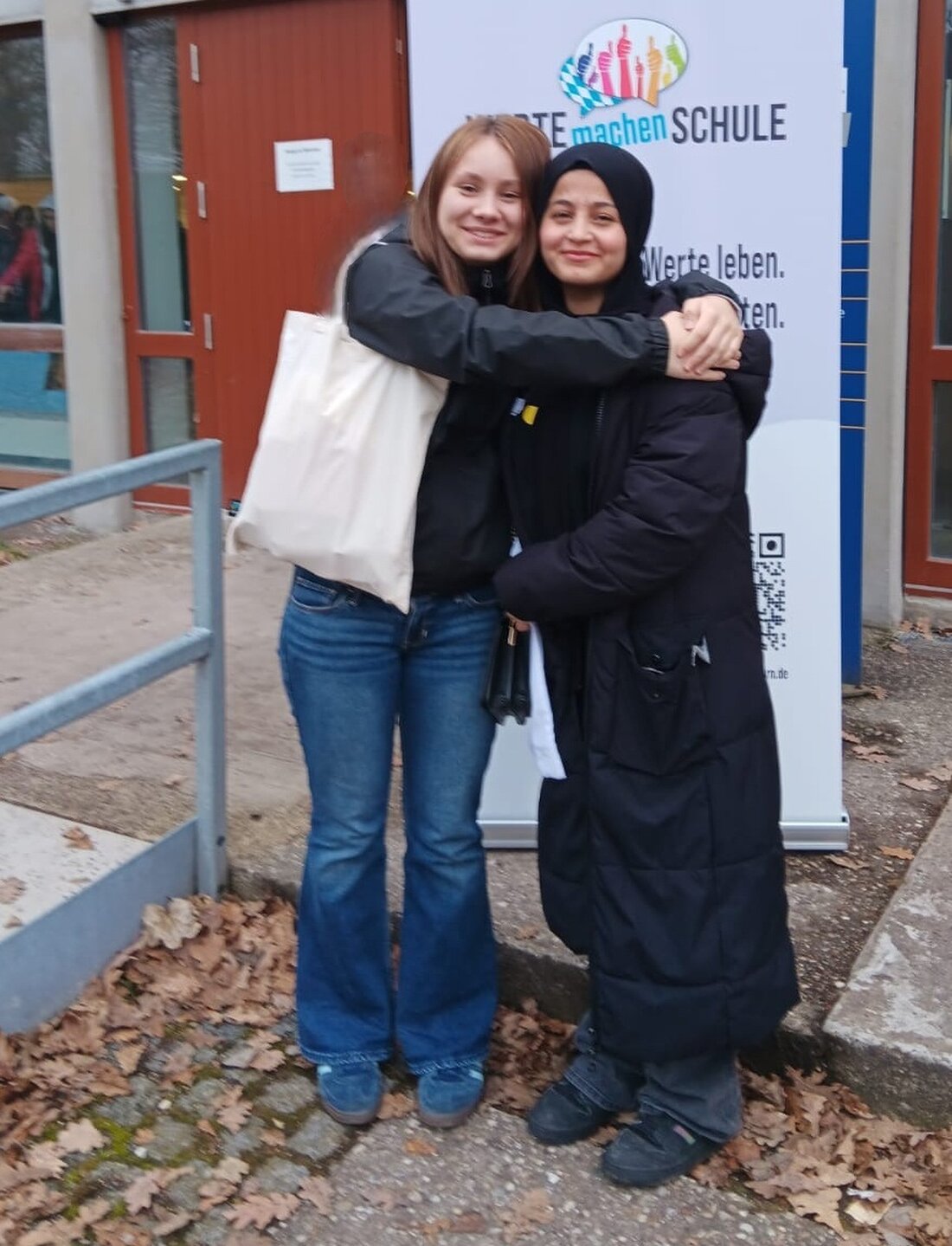 Nürnberg/Pressath. Während andere den gewöhnlichen Schulalltag bestritten, hieß es für die zwei Schülerinnen der Mittelschule Pressath: Ab an die Uni! An der FAU in Nürnberg ließen sie sich zu Wertebotschafterinnen ausbilden.