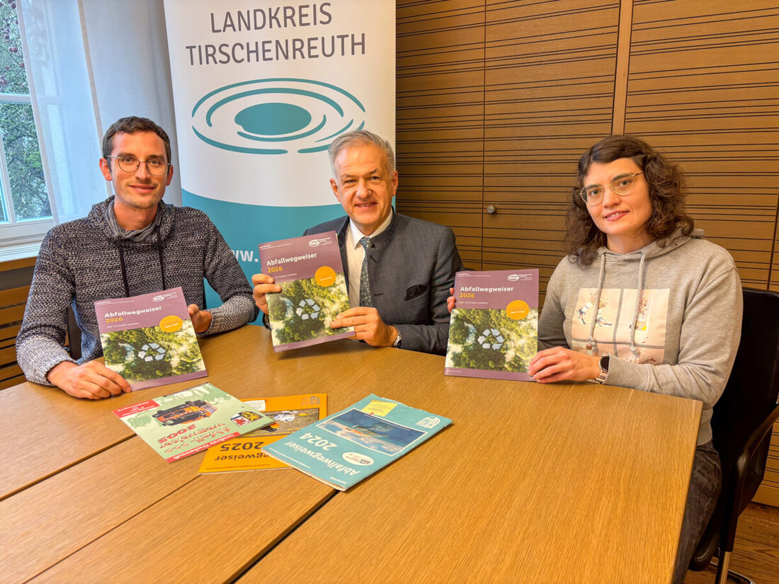 Tirschenreuth. In den nächsten Tagen kommt der neue Abfallwegweiser mit Abfuhr- und Sammelterminen an alle Haushalte im Landkreis. Die neugestaltete Ausgabe bietet QR-Codes und steht ab 15. Dezember als PDF und in der App bereit.