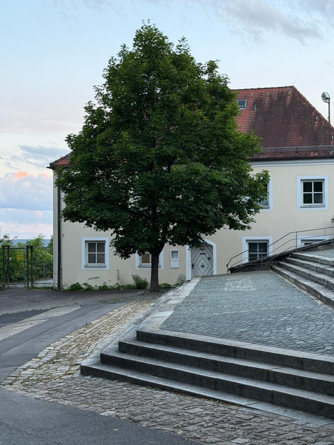 Amberg. Die seit Juli 2020 verwaiste Bergwirtschaft am Mariahilfberg könnte dank politischer Rückendeckung neuen Schwung bekommen. Bauminister Bernreiter stellt ein Sanierungsgebiet in Aussicht.