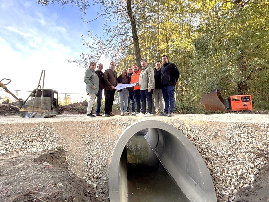 Teublitz. Die Stadt erneuert den maroden Durchlass am Grünwinkelgraben bei der Höllohe und investiert rund 63.000 Euro, der Freistaat steuert 45.000 Euro bei. Fertigstellung Ende Oktober.
