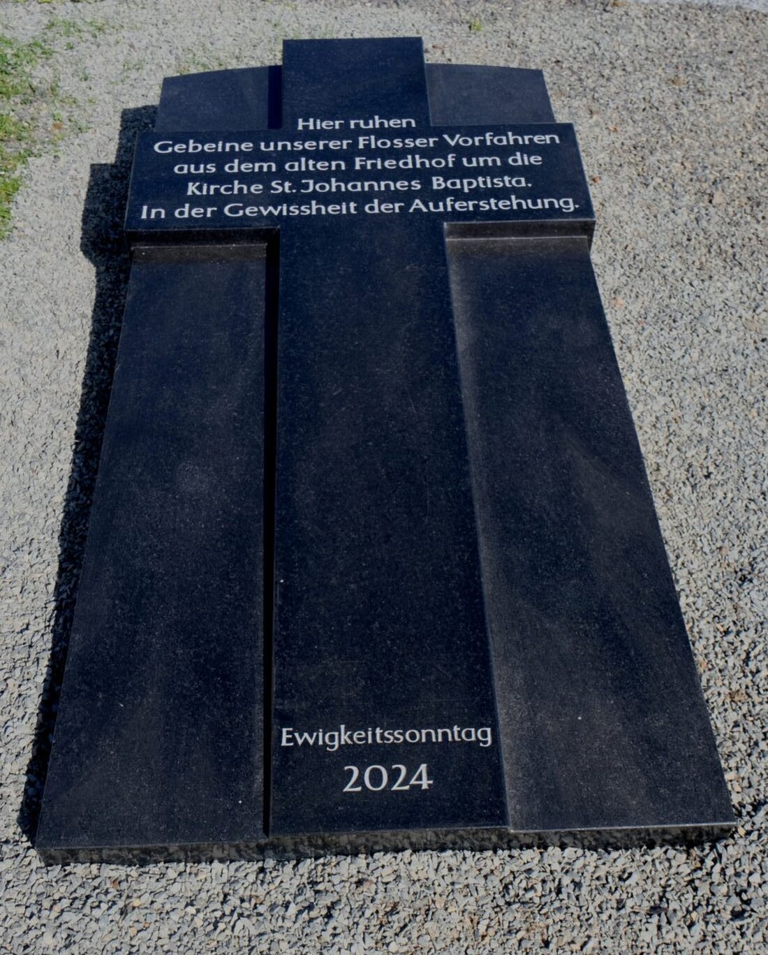 Floß. Ein neuer Gedenkstein im evangelischen Friedhof erinnert an frühere Flosser aus dem 17. Jahrhundert, deren Gebeine bei Arbeiten am Kindergarten gefunden wurden.