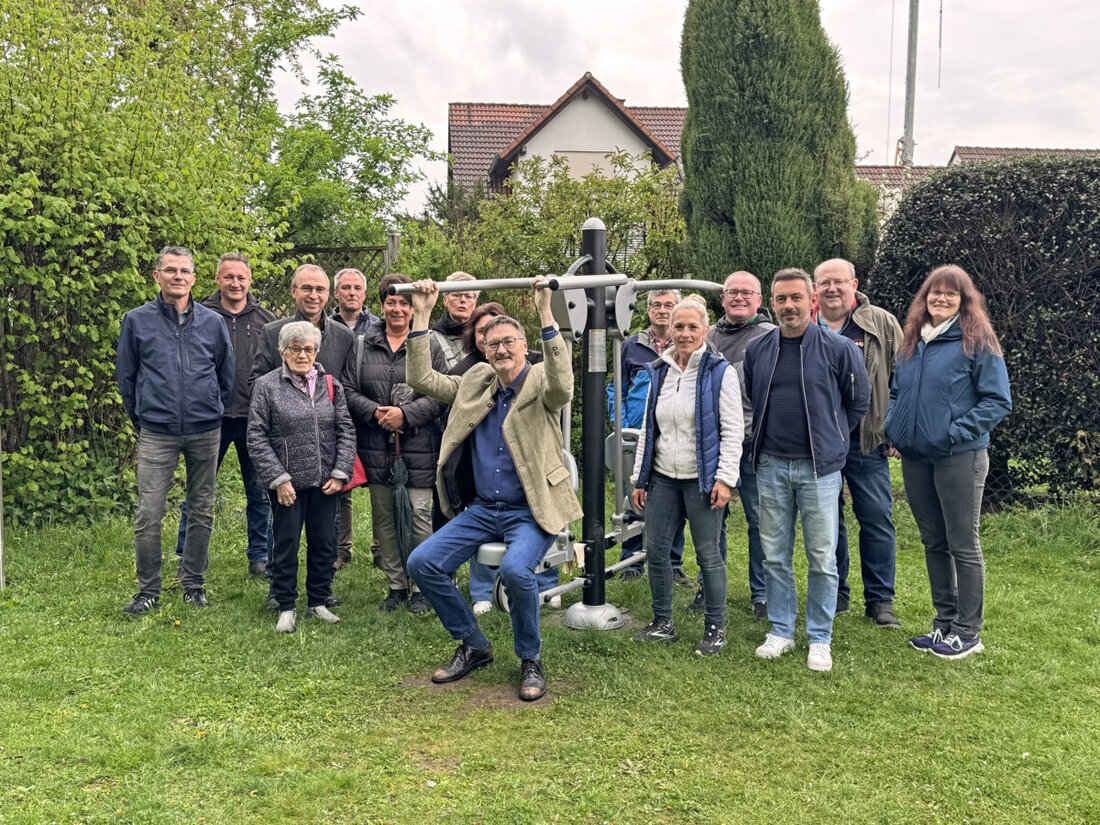 Stulln. Bürgermeister und TSV Turnabteilung eröffnen neuen Fitnessparcours am Weideweg, finanziert durch Spende und Regionalmanagement. Der Parcours bietet vielfältige Trainingsmöglichkeiten für alle Altersgruppen.