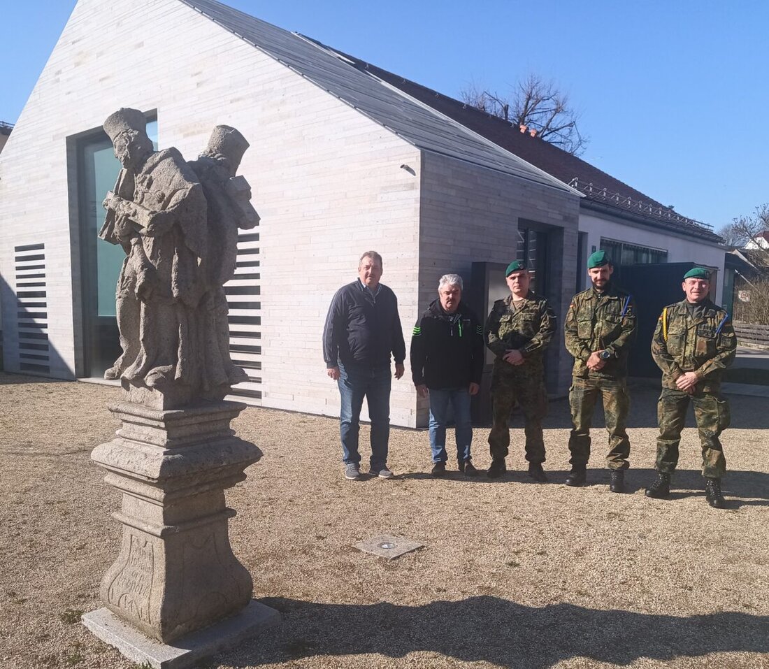 Schönsee. Hauptmann Manuel Herold wurde am 25. April 2025 als Nachfolger von Hauptmann Mathias Groß bei einem Treffen mit Bürgermeistern in Schönsee eingeführt. Die Veranstaltung verstärkte die enge Verbindung zwischen der Stadt und der Patenkompanie des Panzergrenadierbataillons 122.