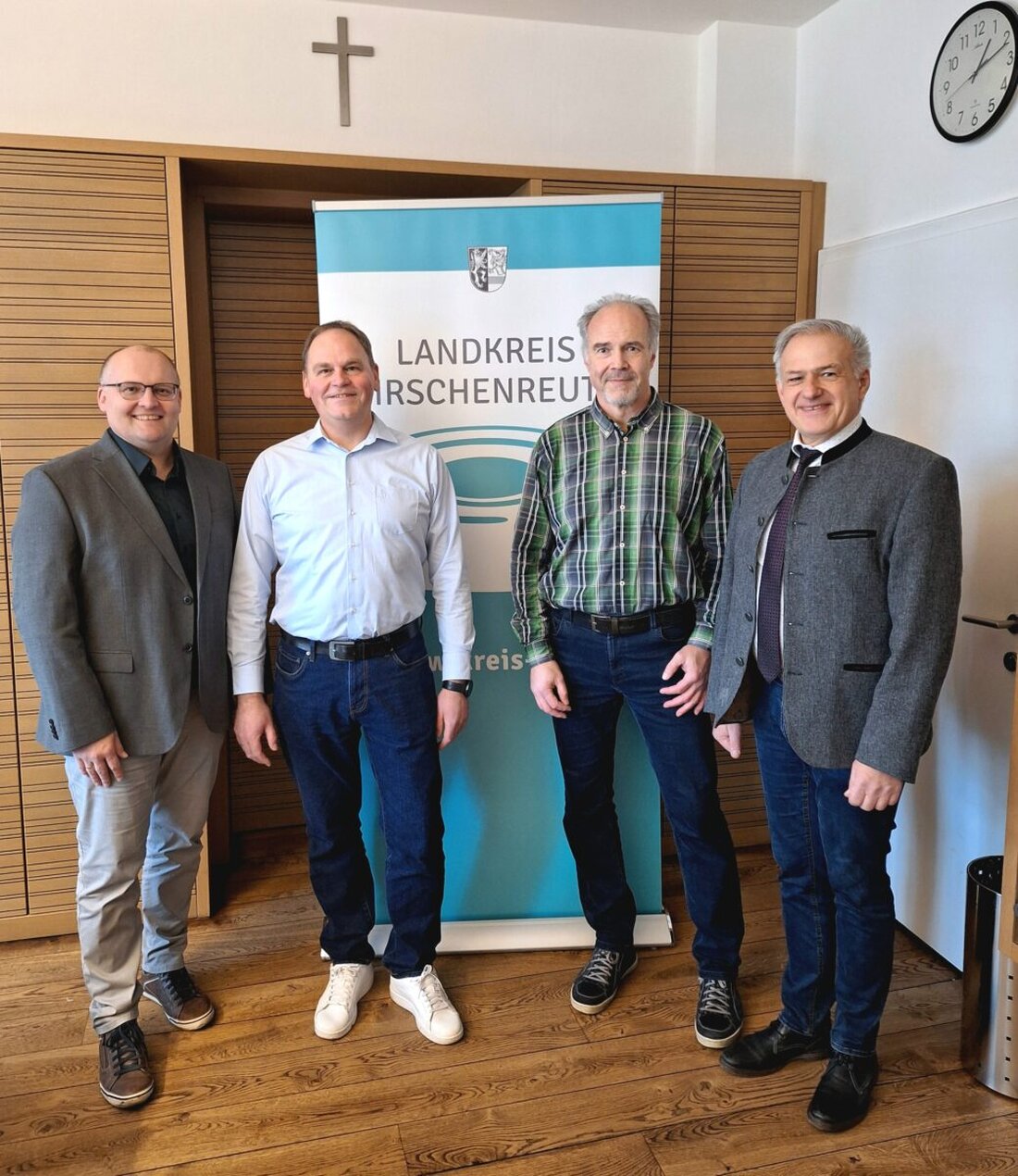 Tirschenreuth. Das Landratsamt ordnet seinen IT-Bereich neu: Martin Fehr übernimmt die Leitung, Stefan Kleber führt das Landkreis-Service-Center. Klare Zuständigkeiten und kurze Wege sollen die Digitalisierung voranbringen.