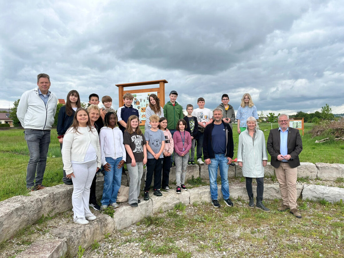 Schwandorf. In Dachelhofen wurde ein Insektenlehrpfad eröffnet: Zehn Thementafeln an einer Naturwiese mit elf Obstbäumen erklären die heimische Insektenwelt. Die Fläche dient der Mittelschule als Grünes Klassenzimmer.