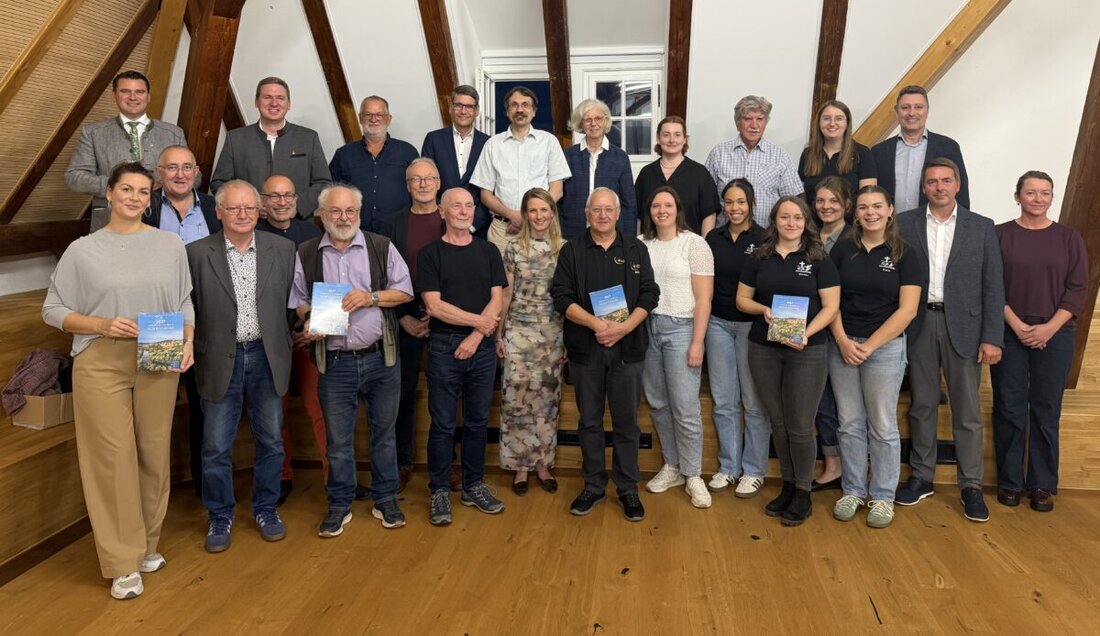 Nittenau. Im Rathaussaal ist der Jahresband mit Kalender „Dahoam im Landkreis Schwandorf“ vorgestellt. Landrat Thomas Ebeling und Bürgermeister Benjamin Boml würdigten das Ehrenamt, außerdem ist das Buch ab sofort im Handel.