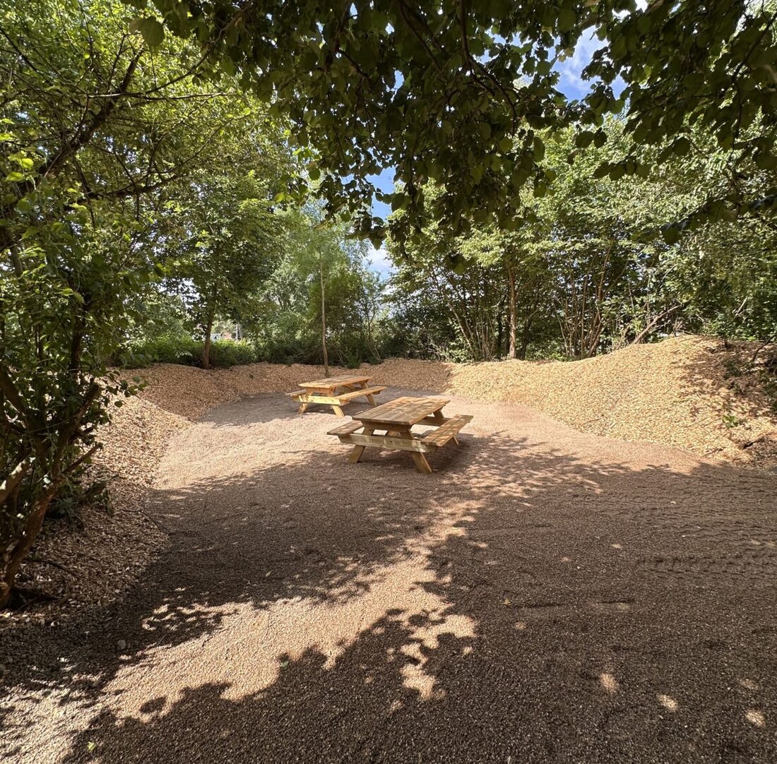 Weiherhammer. Ein neuer Jugendtreff mit Picknicktischen am Festplatz ist eröffnet, während der Gemeinderat Livestreams vorerst wegen Kosten bremst und ein Bauvorhaben in Kaltenbrunn bis zu einem Gutachten aufschiebt.