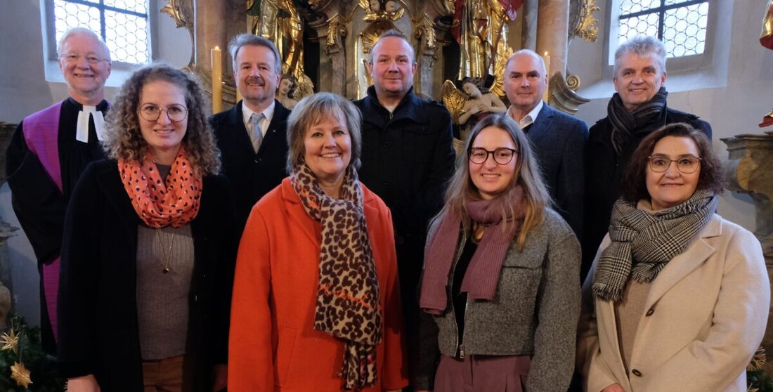 Floß. In einem Gottesdienst wurden die neuen Kirchenvorstandsmitglieder von St. Johannes Baptista eingeführt, mit einer Wahlbeteiligung von 52.8%. Pfarrer Römischer dankte allen Kandidierenden und wünscht den Gewählten eine vertrauensvolle Zusammenarbeit.
