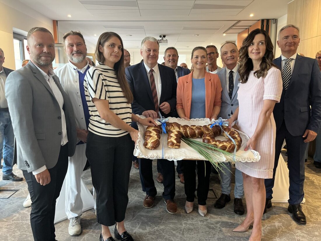 Sulzbach-Rosenberg. Das St. Anna Krankenhaus eröffnete den Neubau mit moderner Intensivstation mit bis zu 14 Plätzen und Pflegeschule, gefördert vom Freistaat mit 18,7 Millionen Euro.
