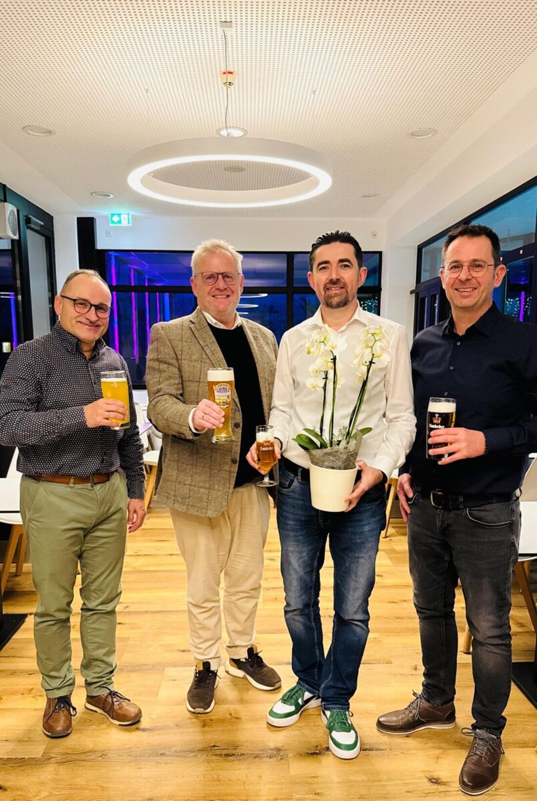 Schwandorf. In Dachelhofen eröffnet das Bistro am Hallenbad als neue kulinarische Anlaufstelle. Pächter Richard Krestel serviert Schwimmbadklassiker, frische Salate und hausgemachte Burger.