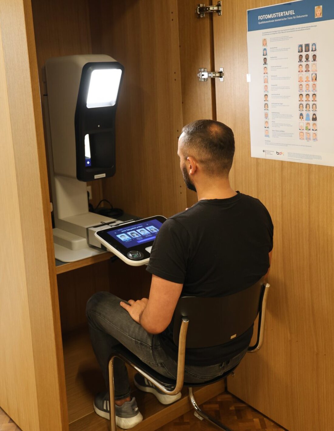 Neustadt/WN. Seit dieser Woche können Bürger, die ein Ausweisdokument bei der Ausländerbehörde am Landratsamt Neustadt/WN beantragen, die moderne Technik zur Lichtbildaufnahme innerhalb der Behörde nutzen.