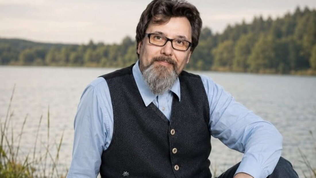 Trabitz. Der Oberpfälzer Autor Roland P. Bayer hat am 17. Oktober 2026 den Roman "Der Herr des Fichtelgebirges – Neues vom Butzenkönig" veröffentlicht, der seine Sagenwelt im Fichtelgebirge fortsetzt.