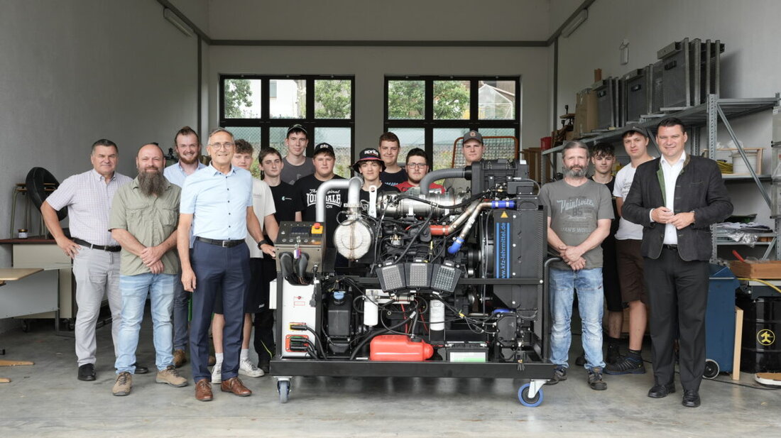 Neunburg vorm Wald. Landrat Thomas Ebeling übergab dem Beruflichen Schulzentrum einen modernen Schulungsmotor, der Unterricht und Gesellenprüfungen stärkt und mit Diagnosetechnik die Simulation von 20 Fehlern ermöglicht.